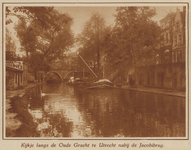 873305 Gezicht over de Oudegracht te Utrecht, met op de achtergrond de Jacobibrug, vanaf de werf aan de westzijde van ...